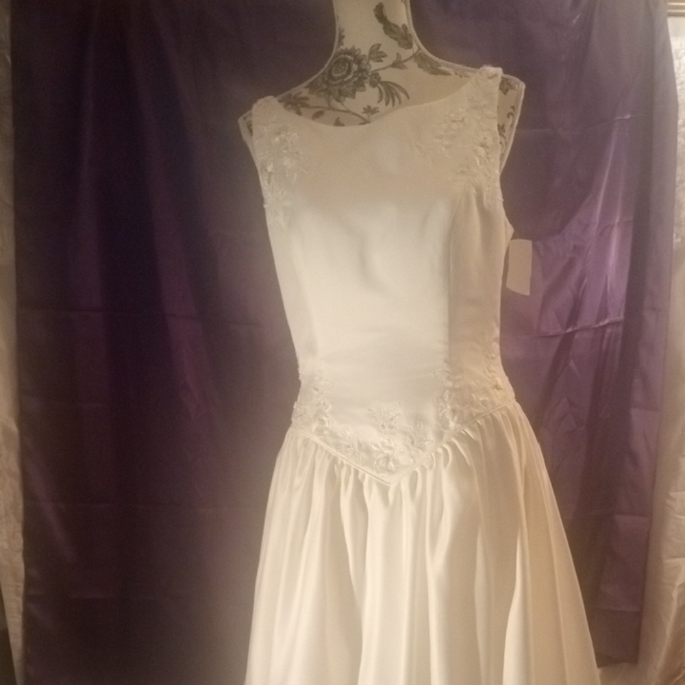 Elegant Sweetheart Ivory Floral Wedding Gown